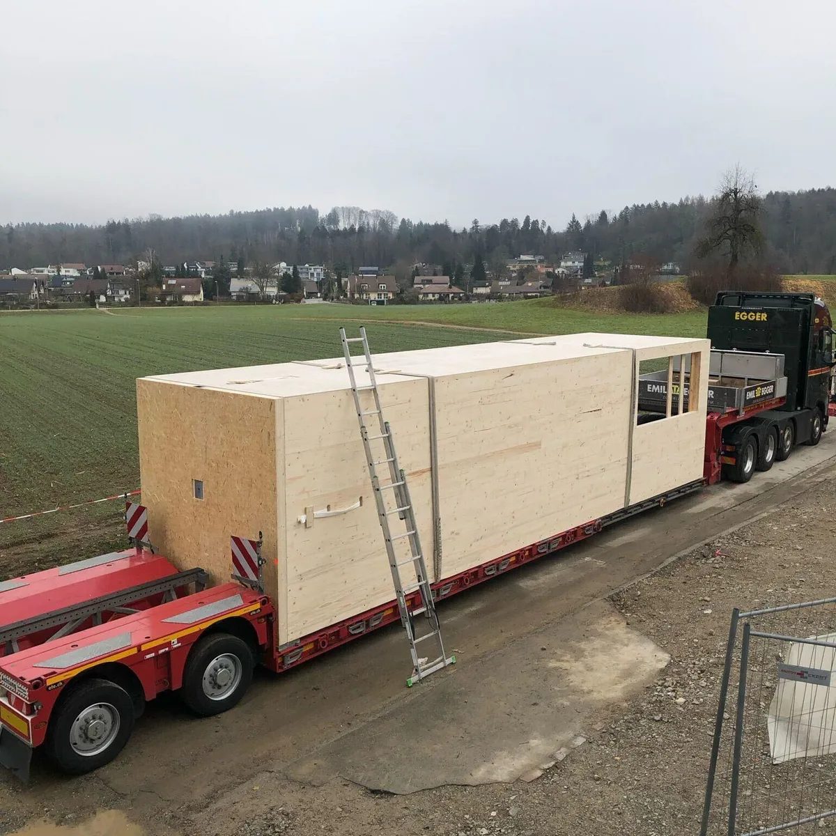Ein Lastwagen transportiert ein Holzmodul.